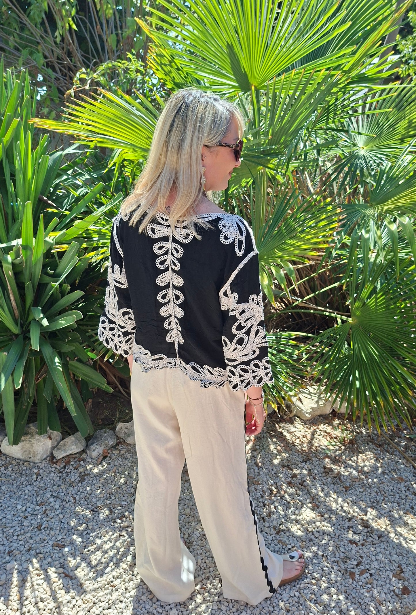 Top Iris - Blouse noir brodée