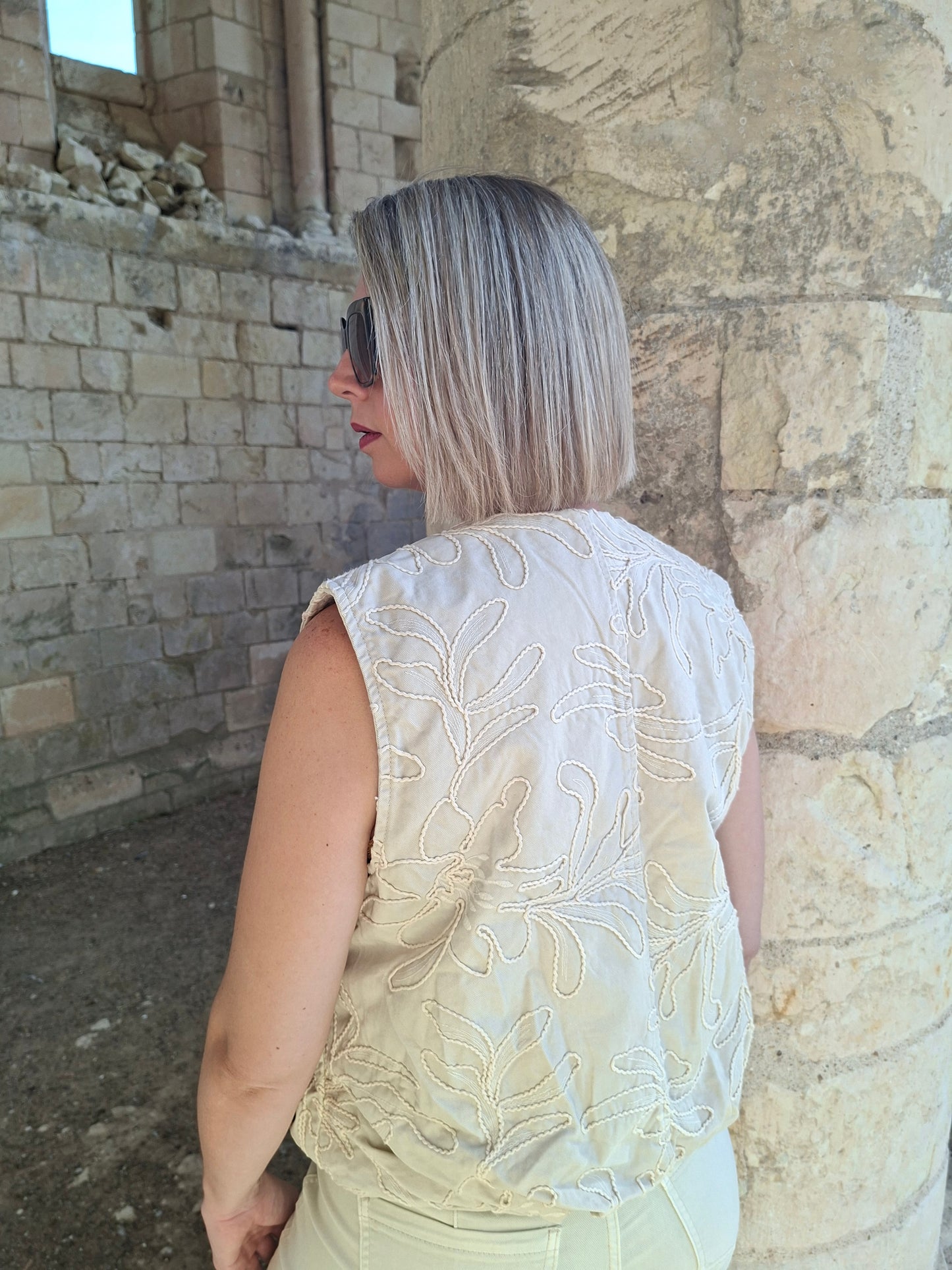Veste Carole - Veste sans manches brodé beige