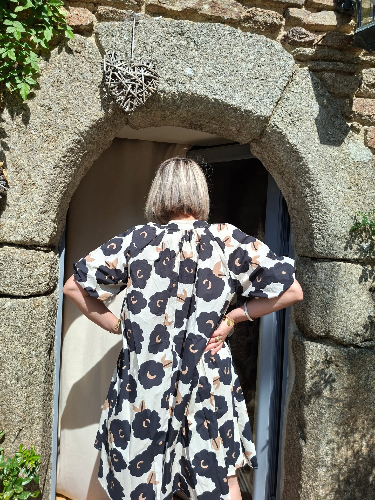 Robe Karina - Fleurs noir camel