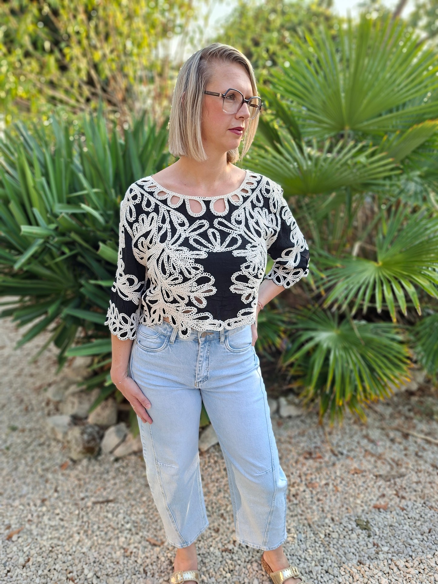 Top Iris - Blouse noir brodée