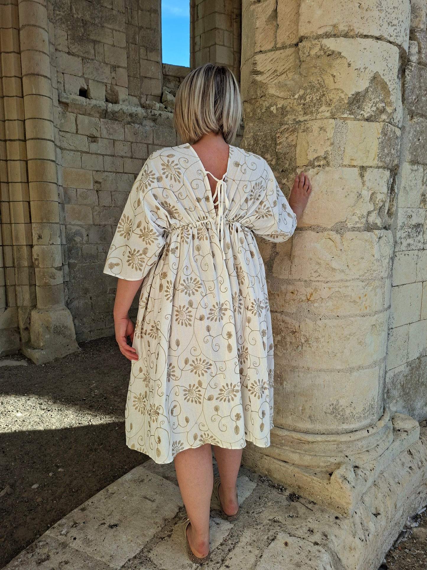 Robe Jade - Ecru avec broderie beige