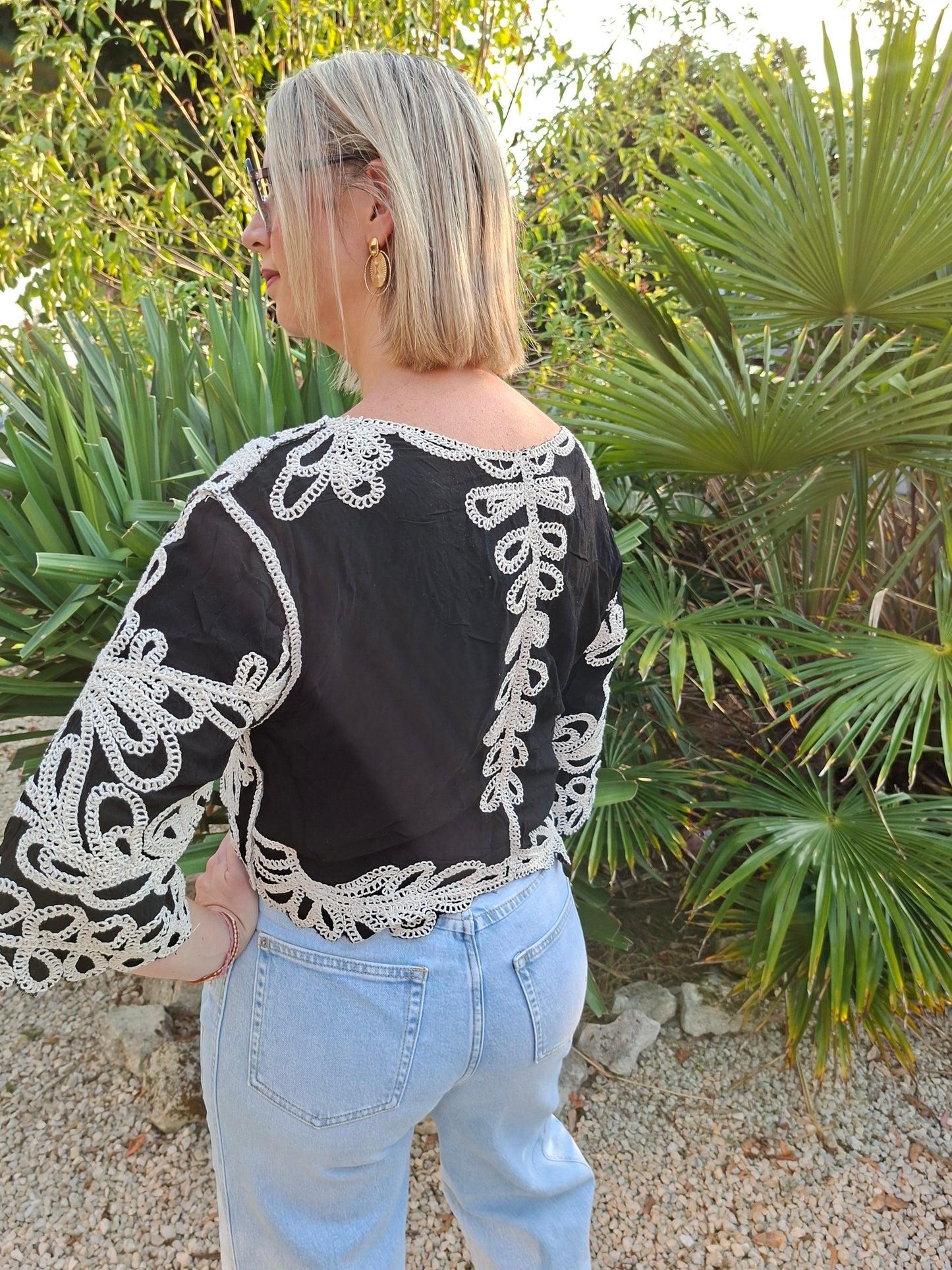 Top Iris - Blouse noir brodée