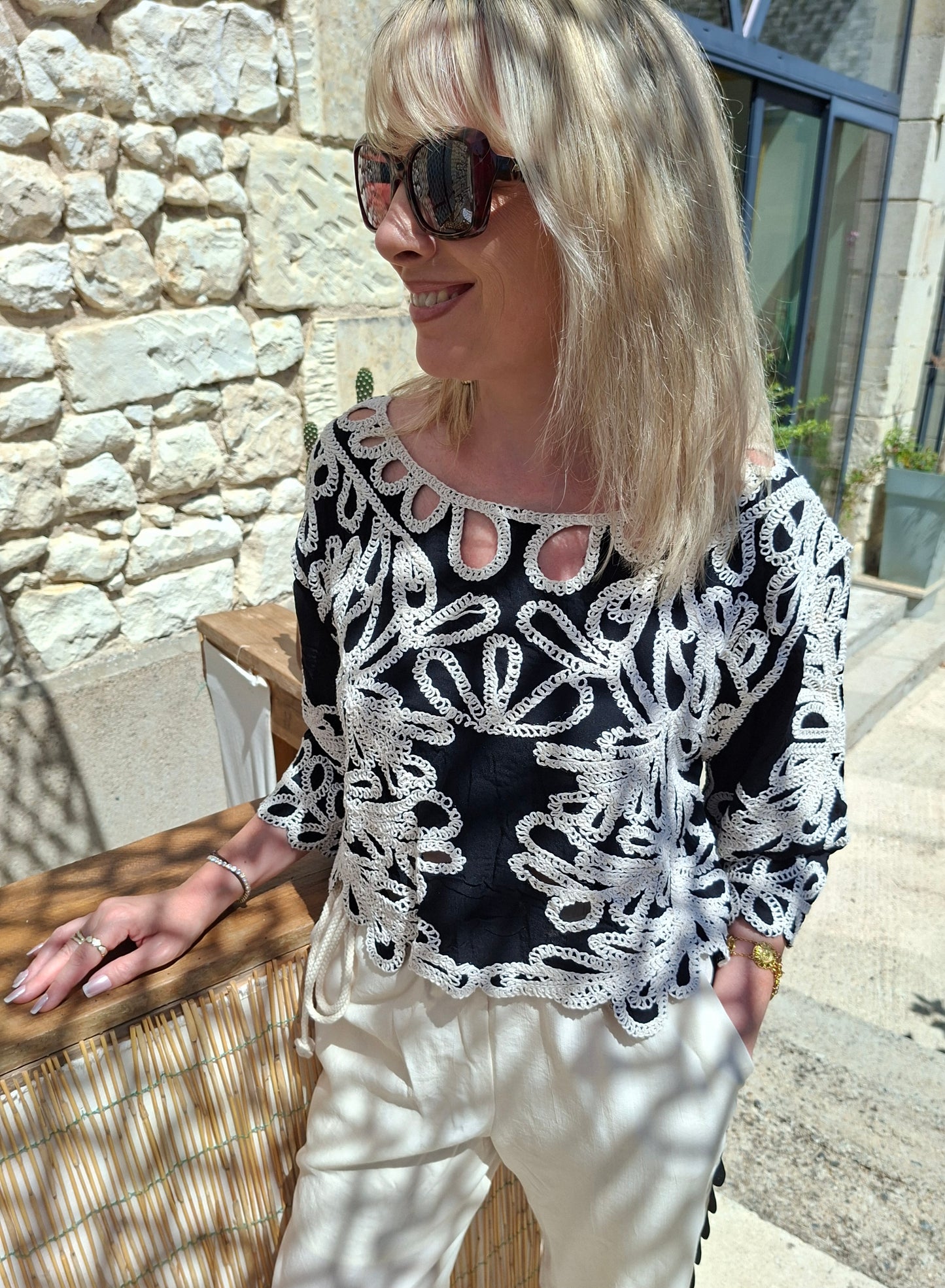 Top Iris - Blouse noir brodée